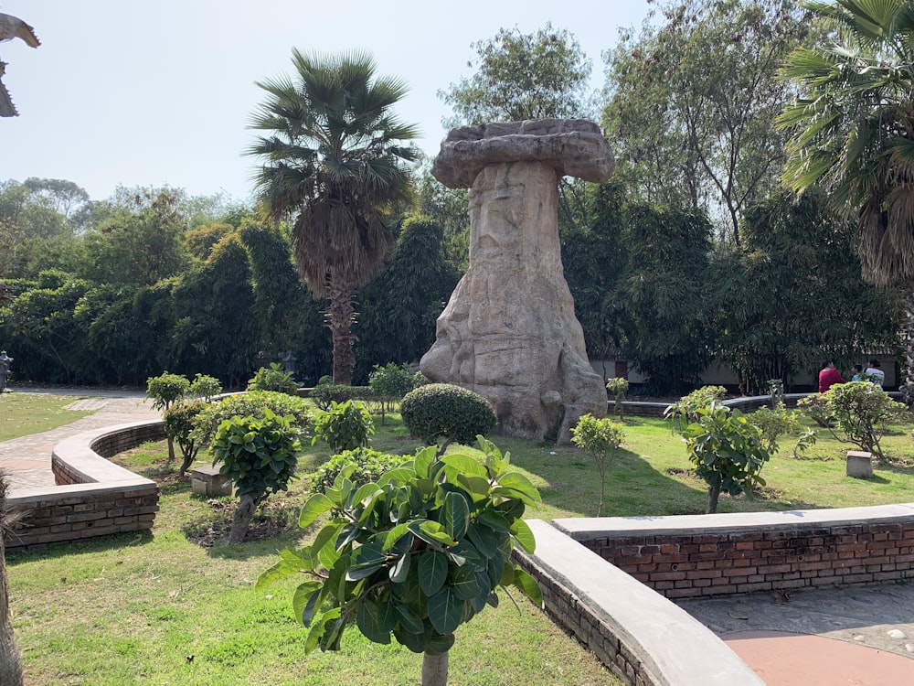 uma estátua em um jardim