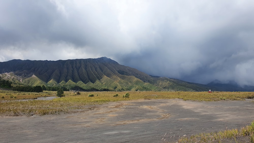 un río que atraviesa un valle