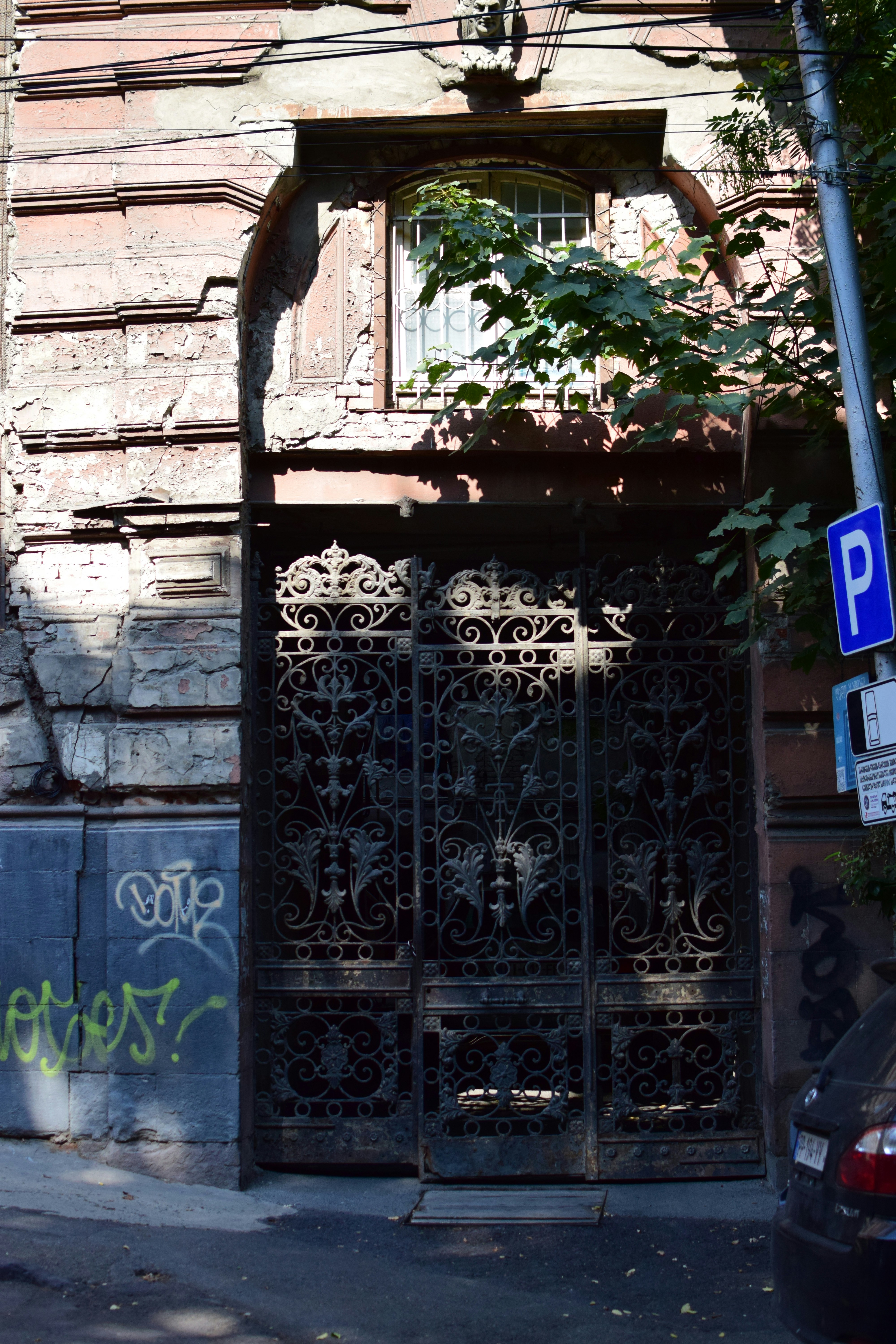 A gate with graffiti on it photo – Free Urban Image on Unsplash