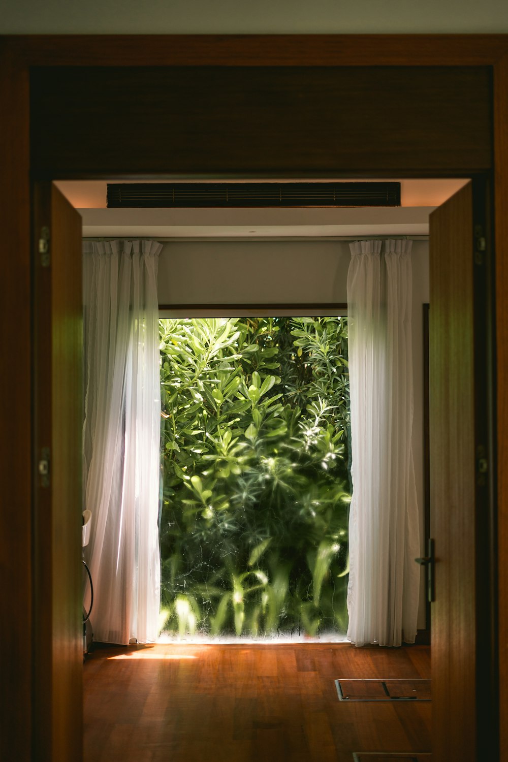 una puerta con ventana y cortinas
