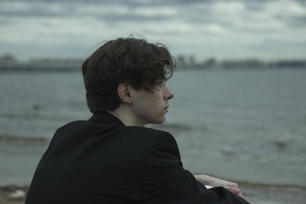 a person with the hands in the pockets on a beach