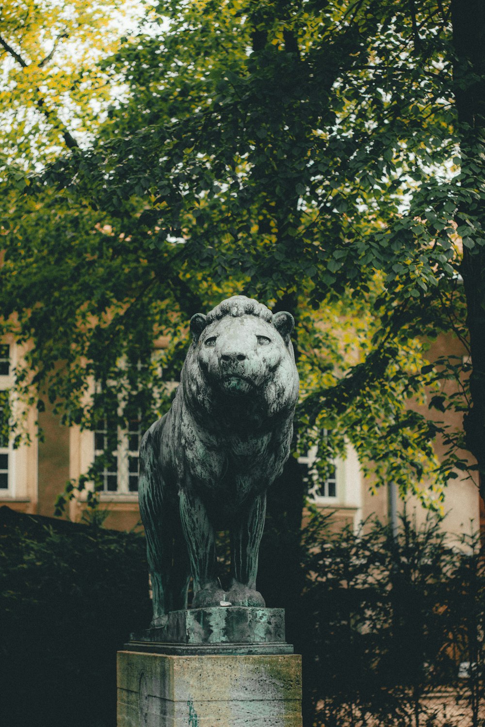 a statue of a lion