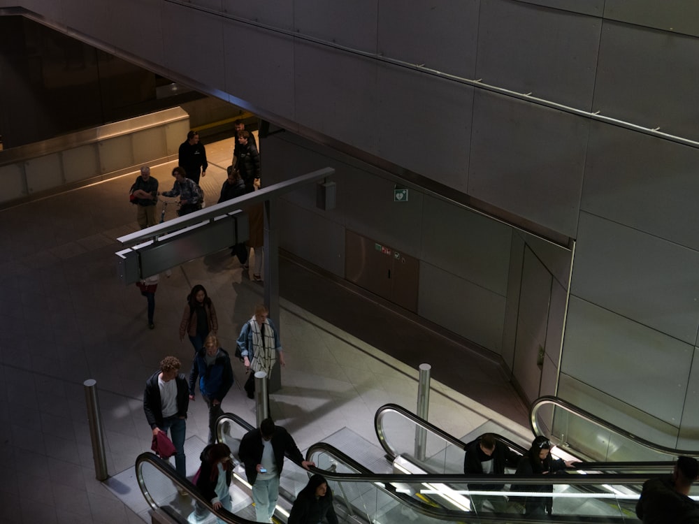 Menschen, die eine Rolltreppe hinuntergehen