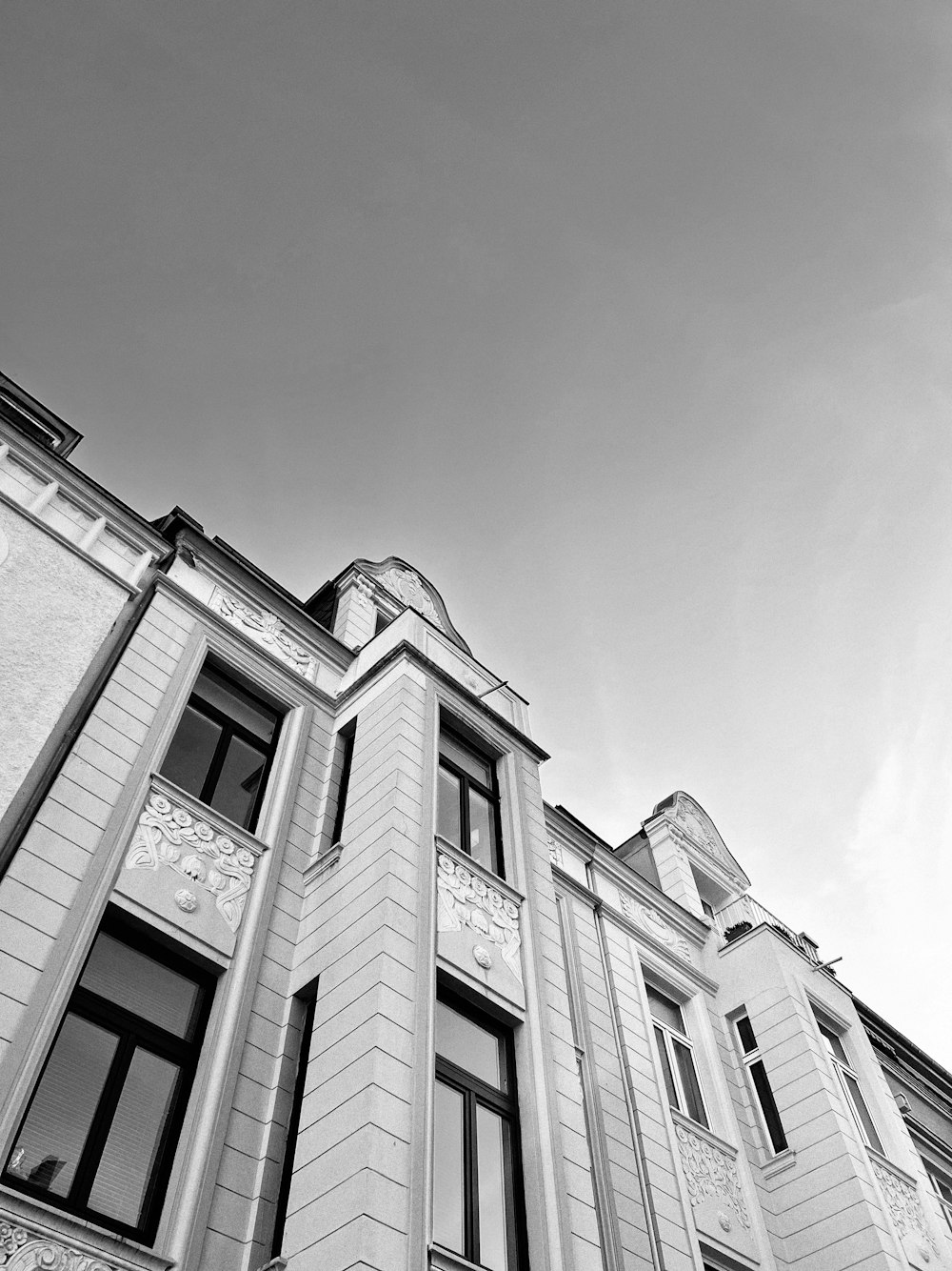 a building with a cloudy sky