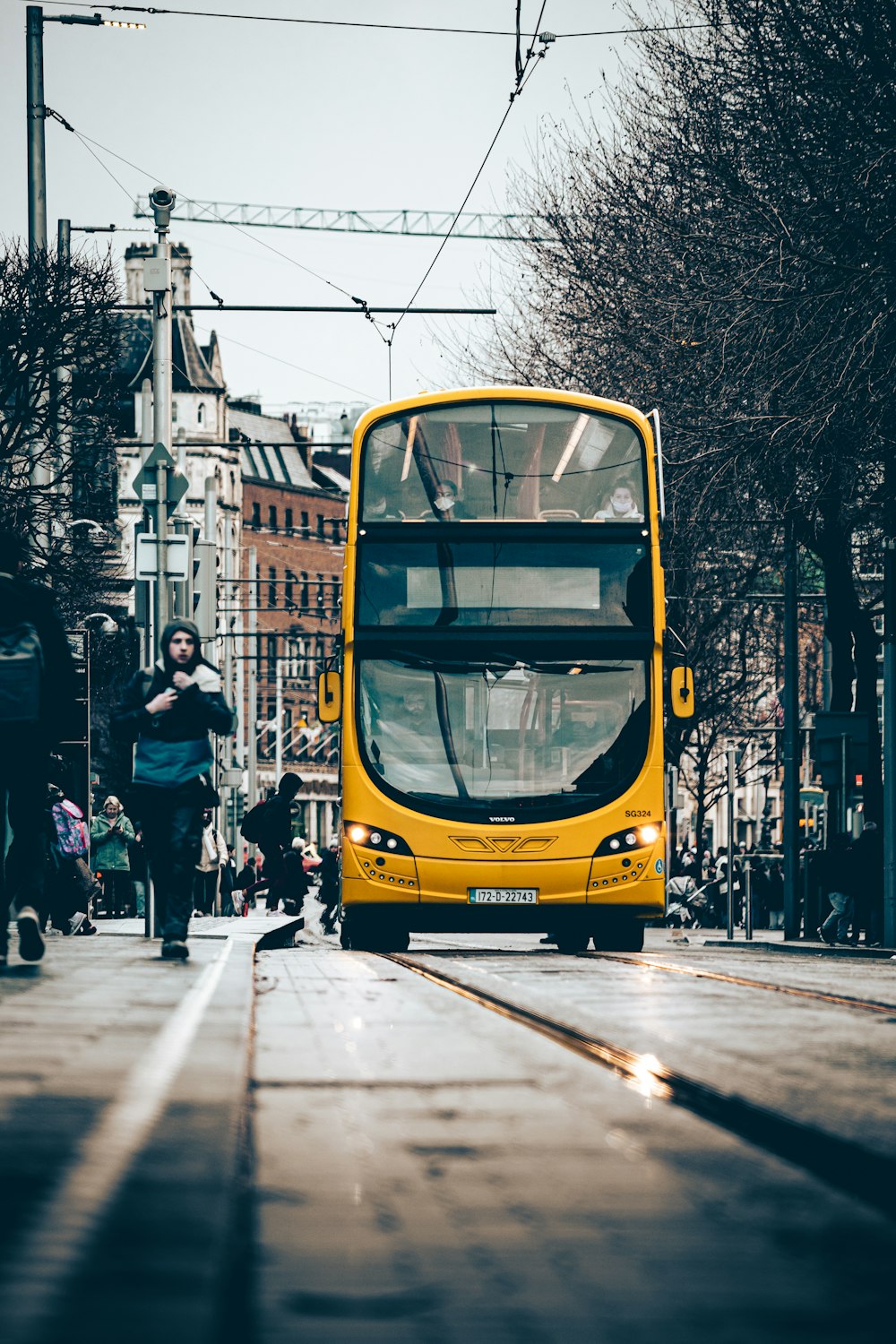 um ônibus amarelo em uma rua