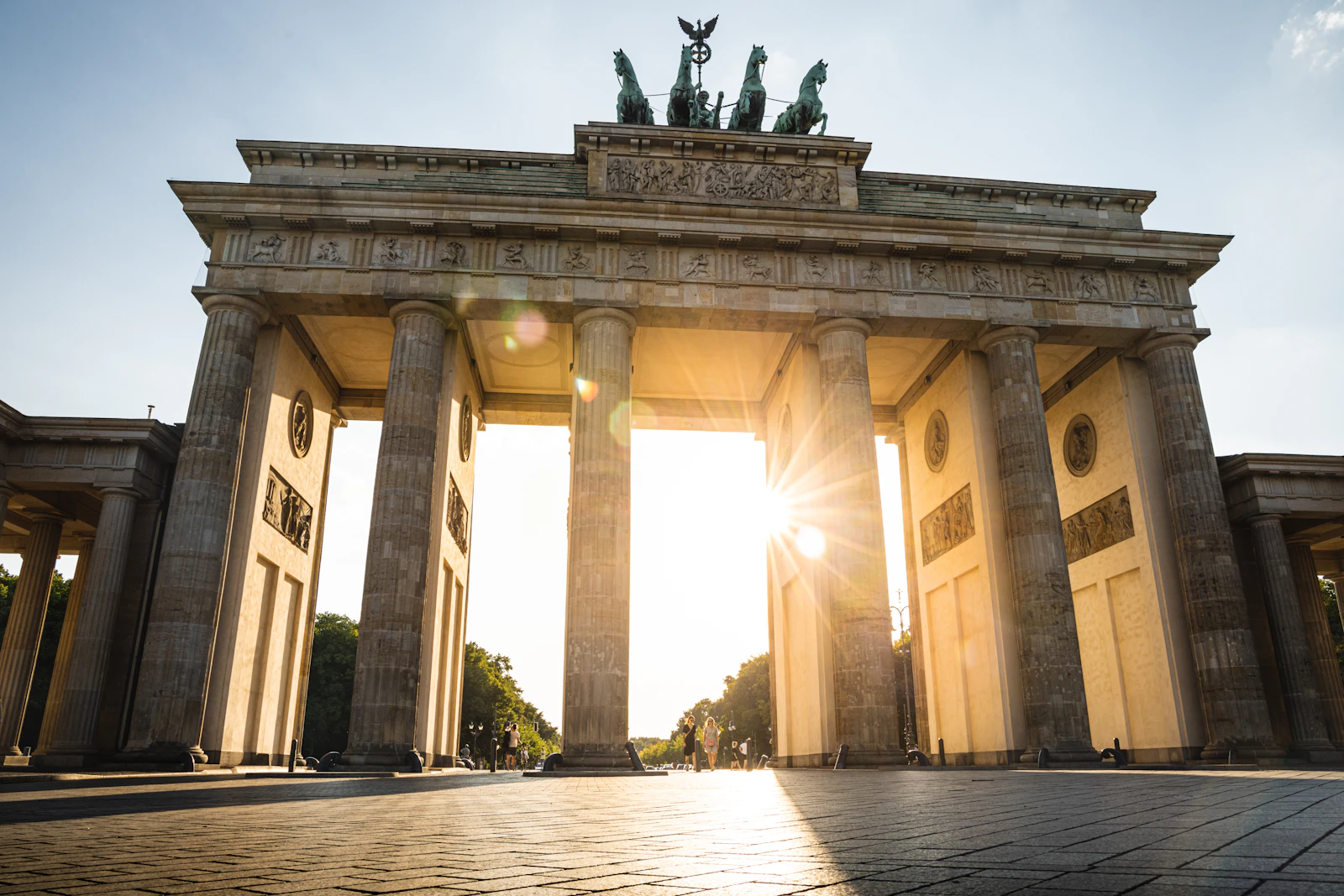 Moderne Architektur in Berlin mit klaren Linien und Glasfassade
