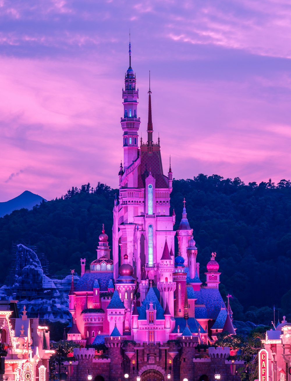 Un castillo con un cielo rosa y púrpura