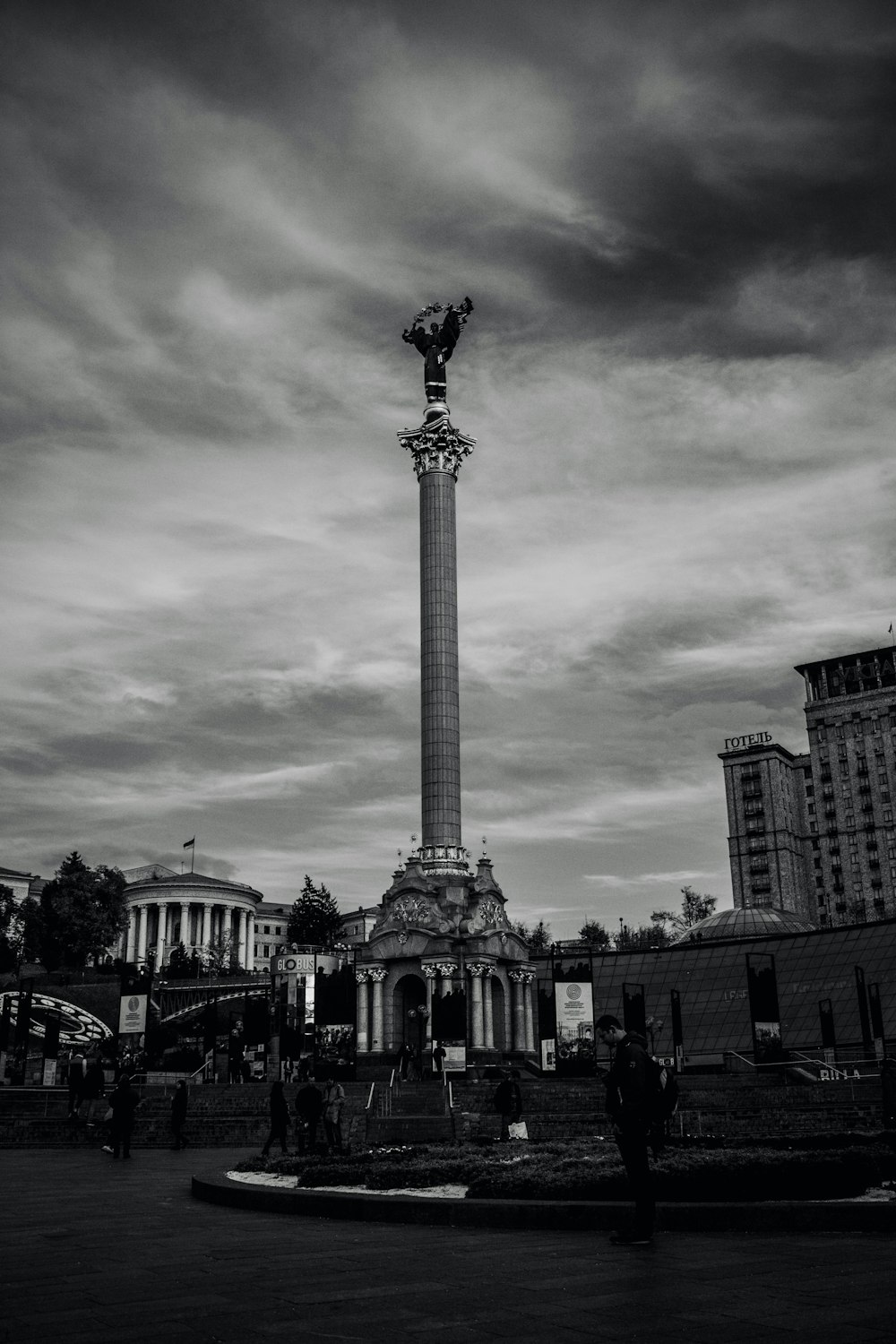 a tall monument in a city