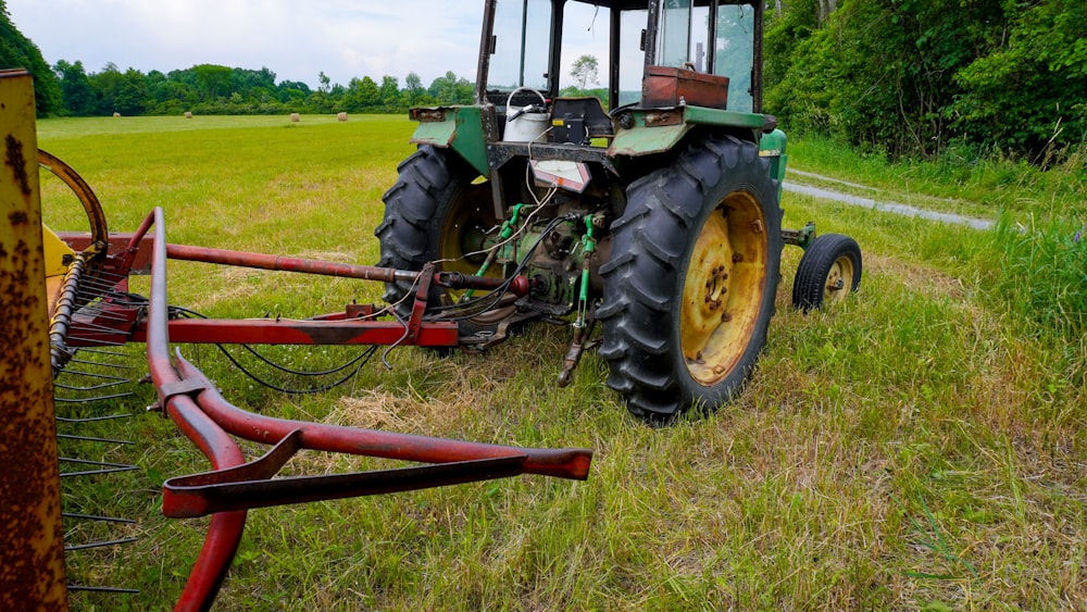 un tracteur dans un champ