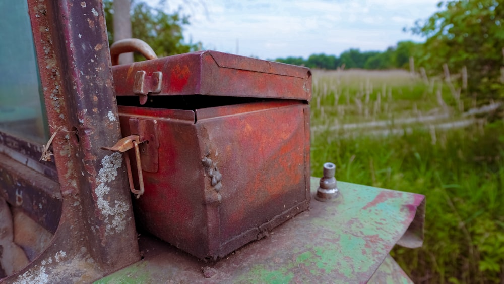 a rusty old rusted out car