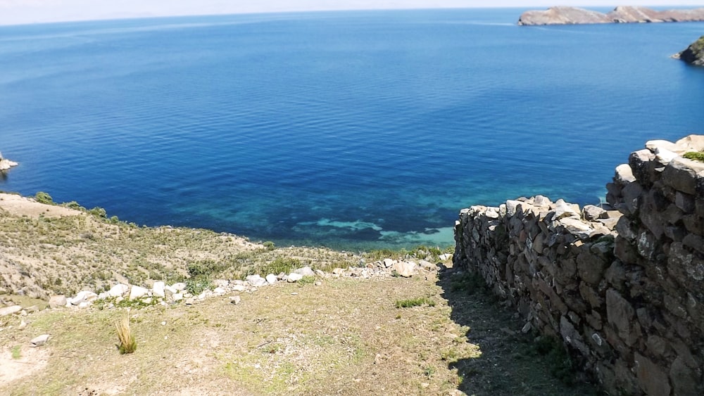 um penhasco rochoso com vista para um corpo de água