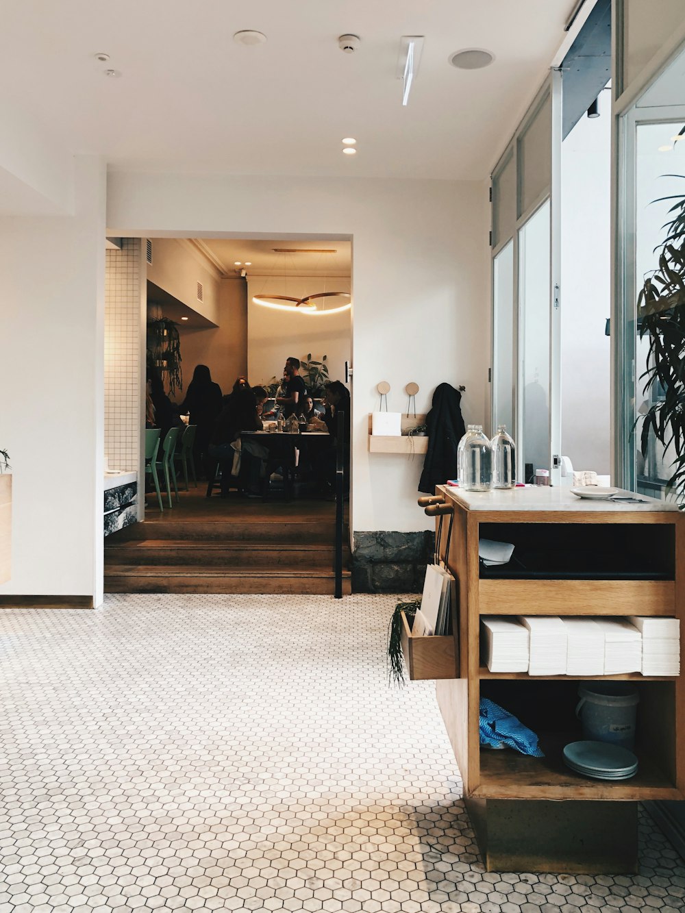 une chambre avec un bureau et des chaises