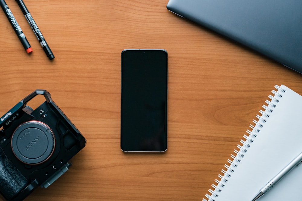 un teléfono celular y otros objetos en una mesa