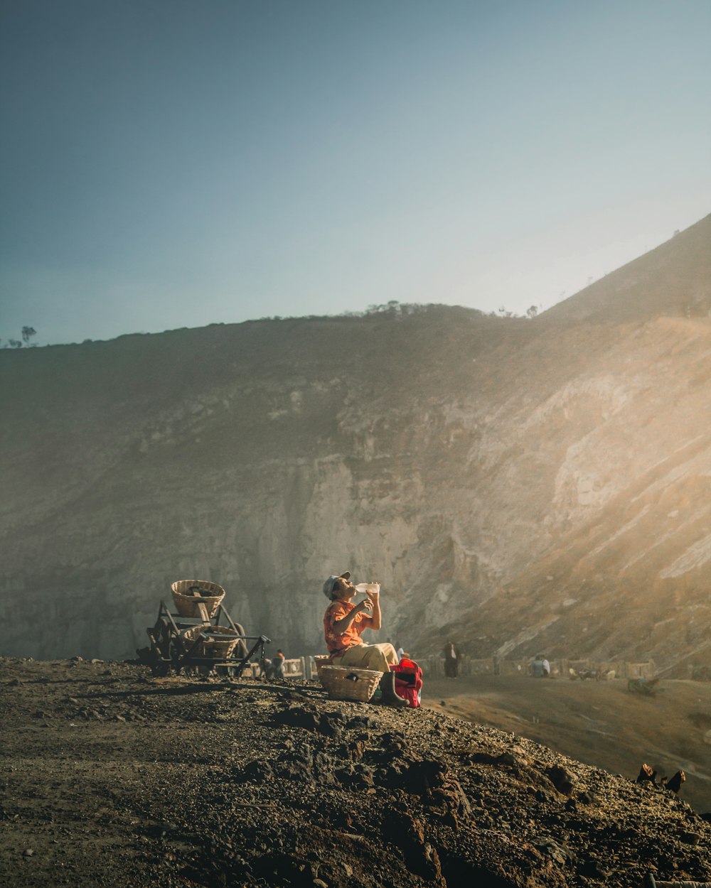 Ein paar Leute, die auf einer Baustelle arbeiten