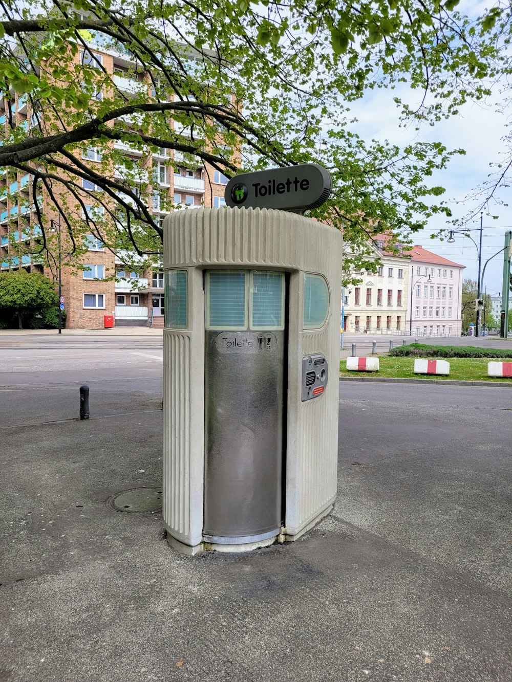 a parking meter on the side of the road