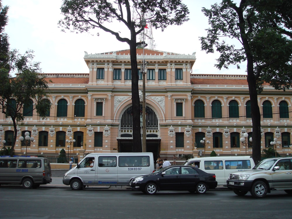 un edificio con auto parcheggiate di fronte