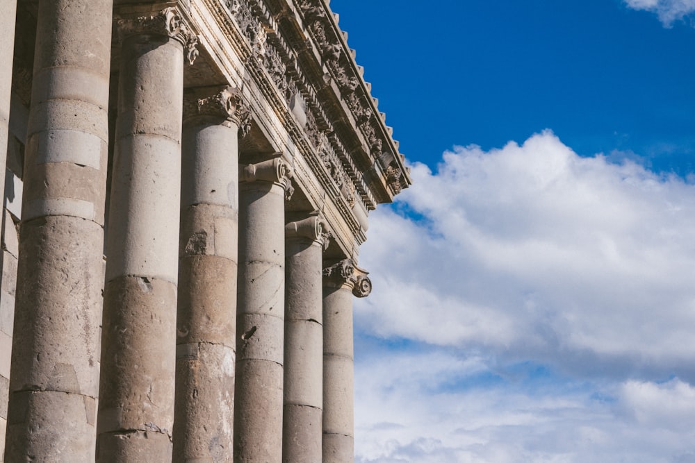 Un edificio con columnas