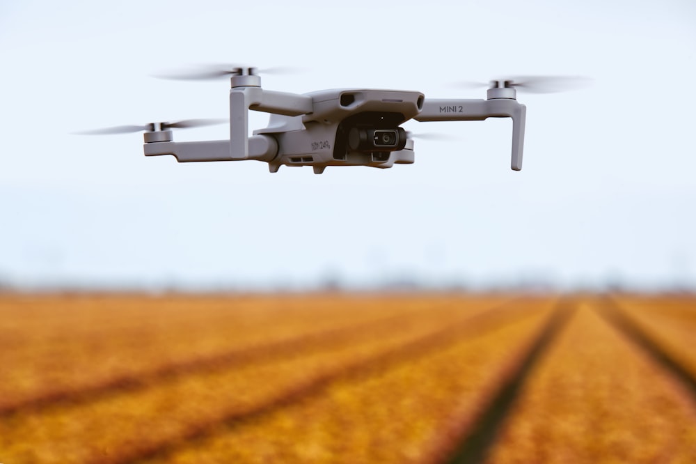 um drone voando sobre um campo