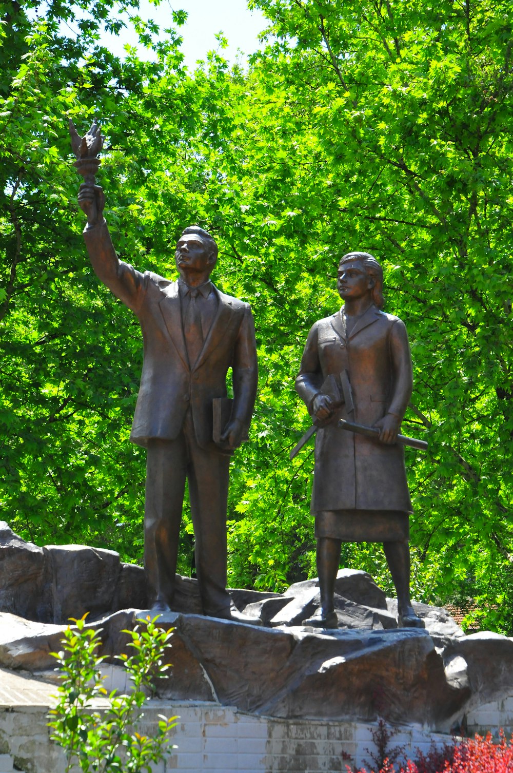횃불을 들고 있는 남자와 여자의 동상