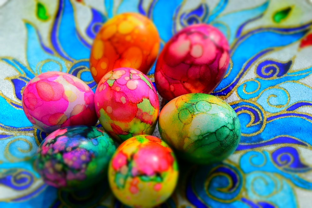 um grupo de ovos coloridos
