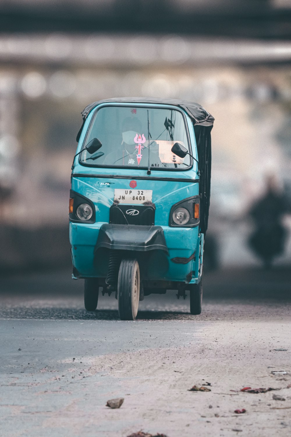 Una piccola auto blu