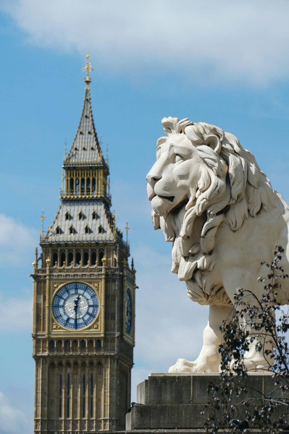 una torre dell'orologio accanto a una statua