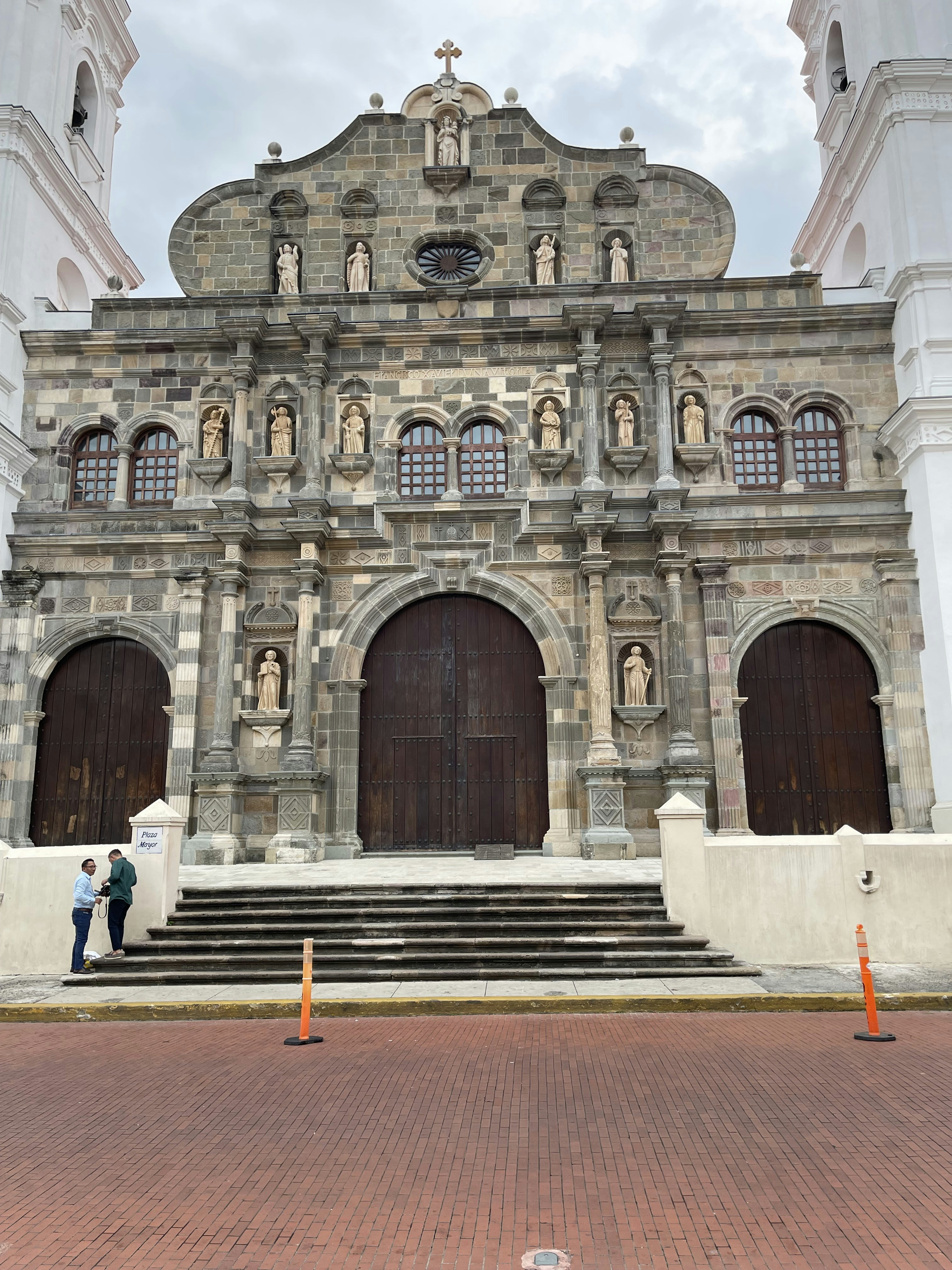 大きなアーチ型の出入り口を持つ大きな石造りの建物