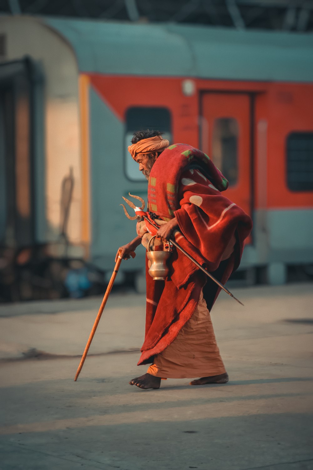 Eine Person in einem orangefarbenen Gewand, die ein Schwert hält