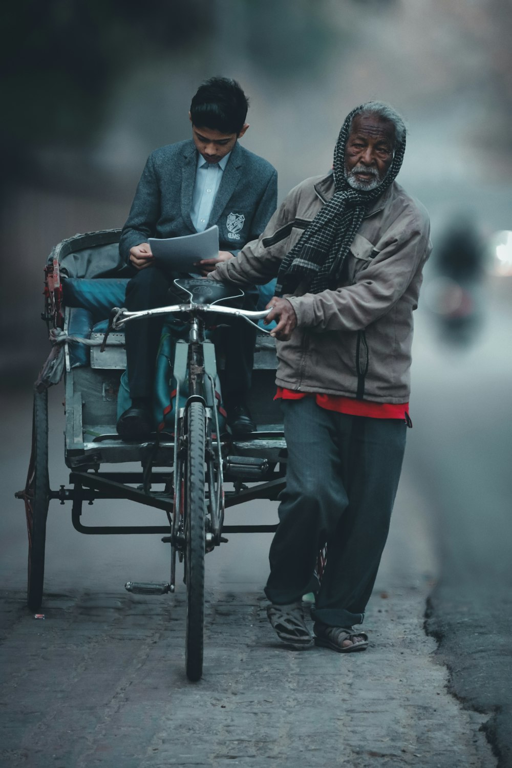 Un uomo che spinge un uomo su una bicicletta