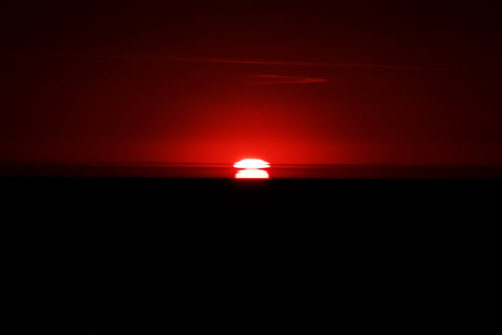 Un coucher de soleil rouge et orange
