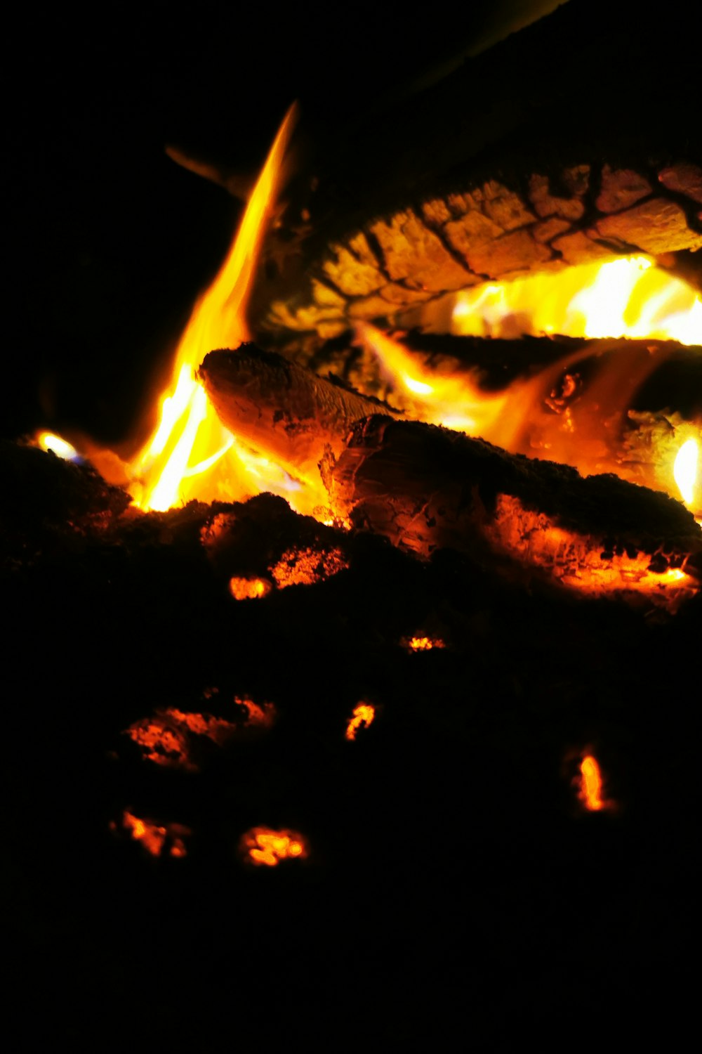 Ein Feuer brennt in einer Grube