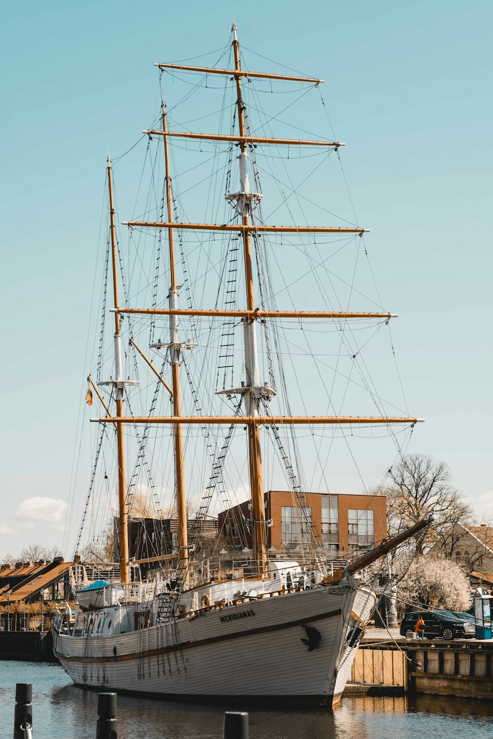 ein großes Segelboot mit HMS Warrior 1860 im Hintergrund