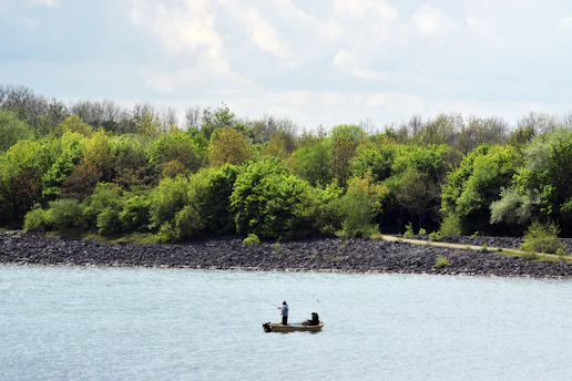 Foto von Anglern beim gemeinsamen Fischen am Morgen am ruhigen See im Vereinsgebiet.