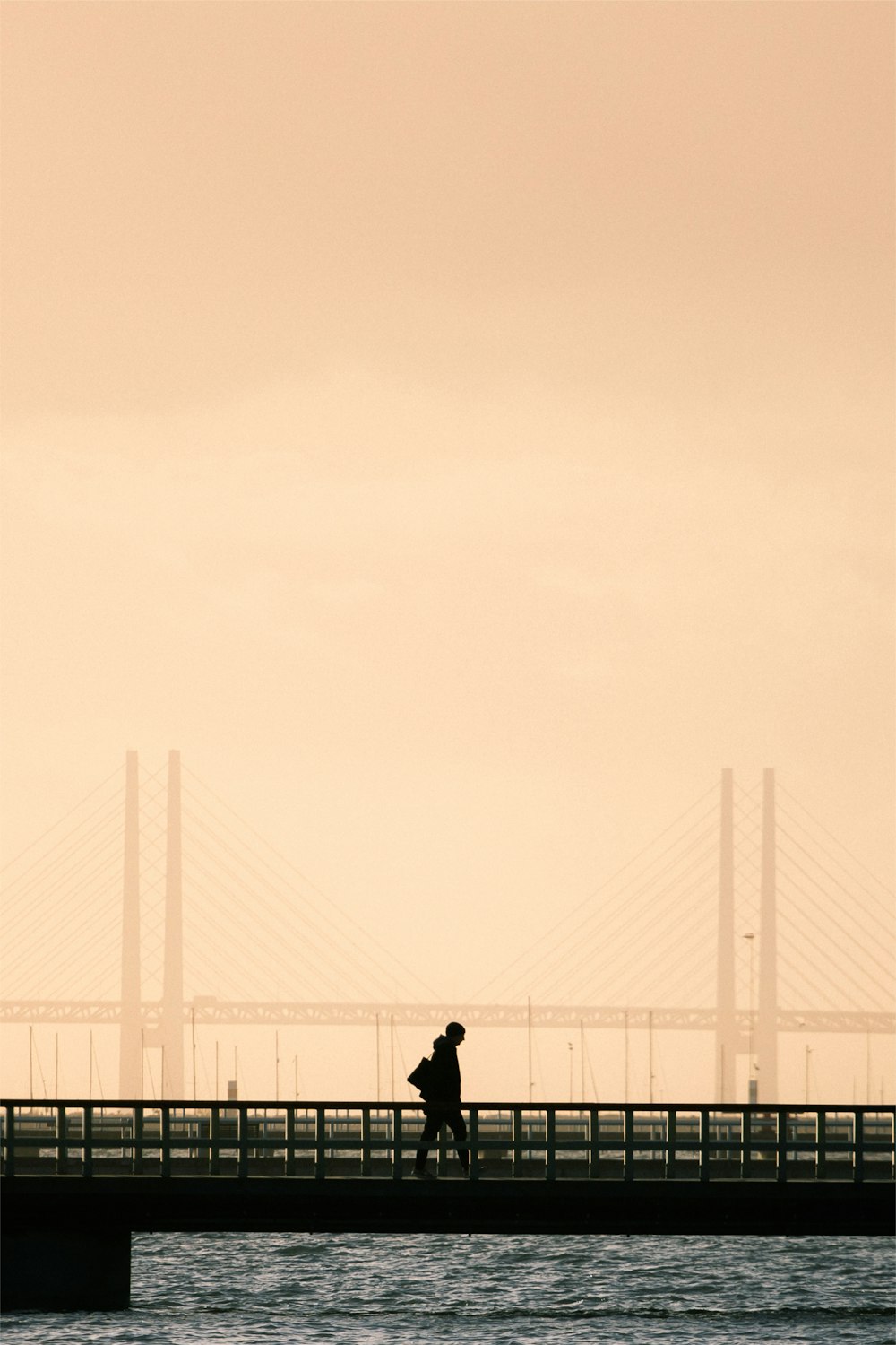 uma pessoa em pé em uma ponte
