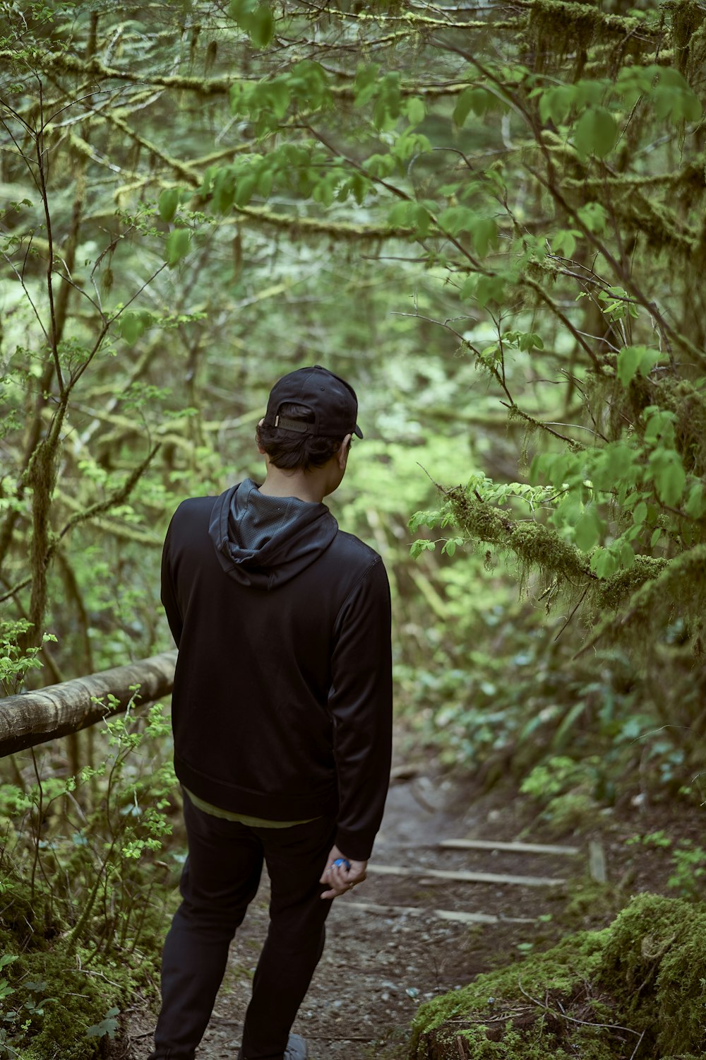 Foto Un hombre caminando por un sendero en el bosque – Imagen Ropa gratis  en Unsplash