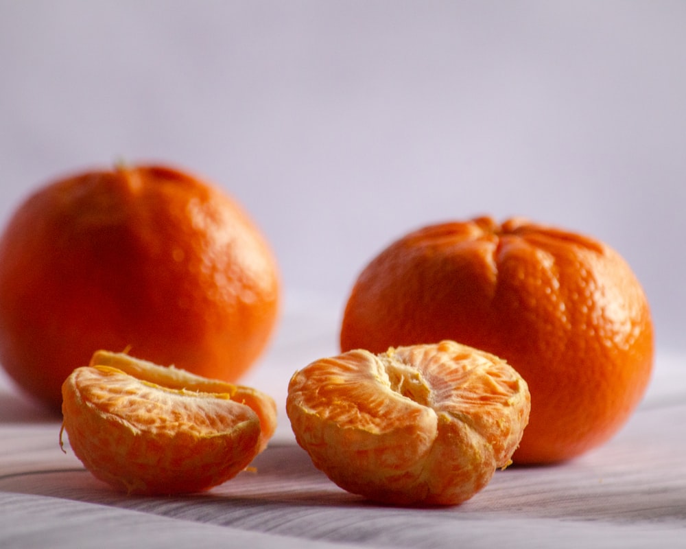des oranges et une orange entière