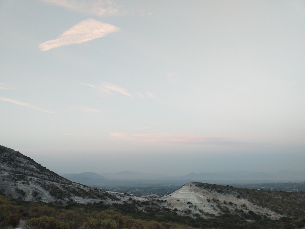 Eine Landschaft mit Bergen und Bäumen