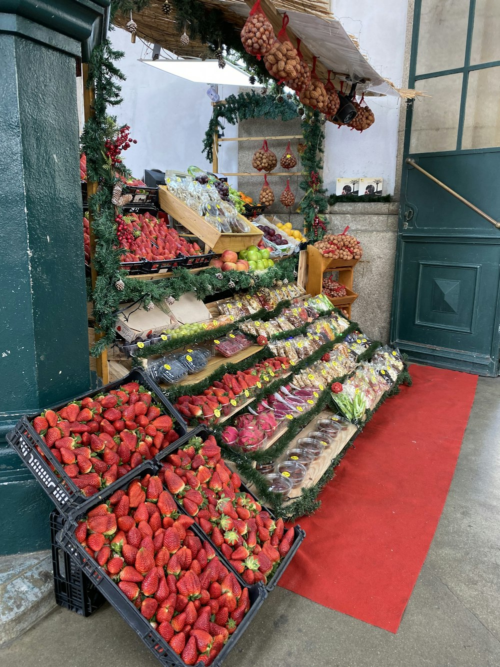 a fruit stand with fruits