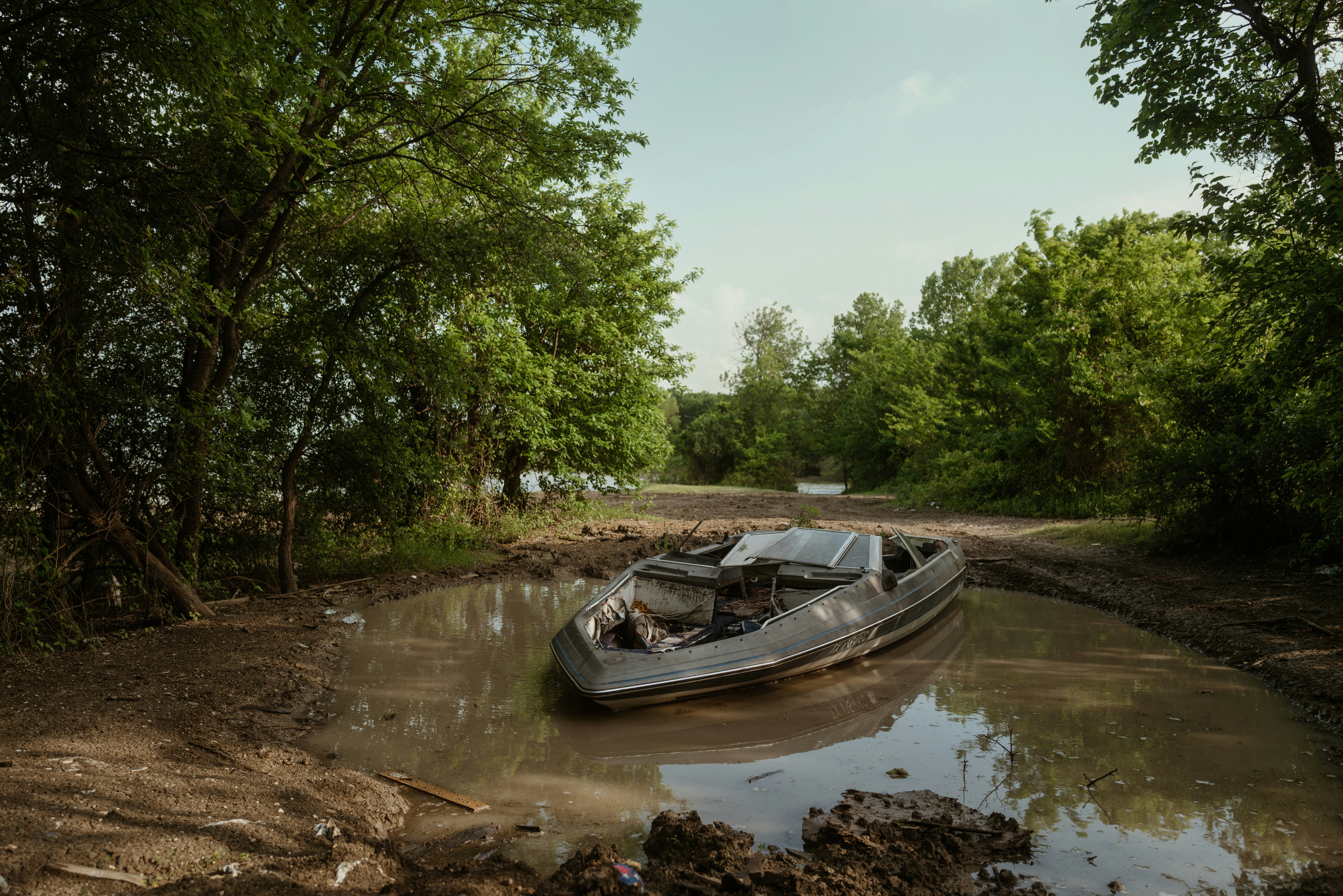 A boat in a muddy river photo – Free Usa Image on Unsplash