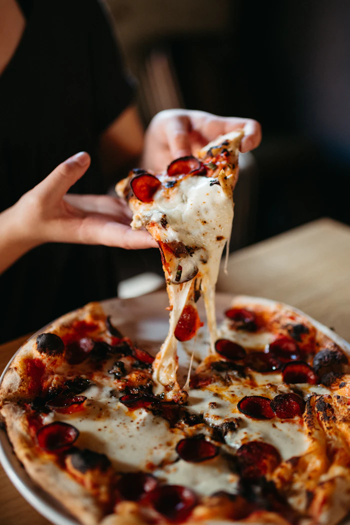 Pizza dilimi alan el