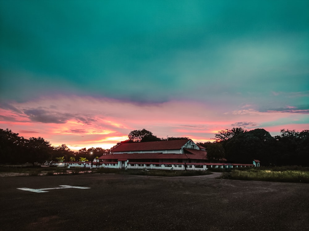 um edifício com um pôr do sol no fundo