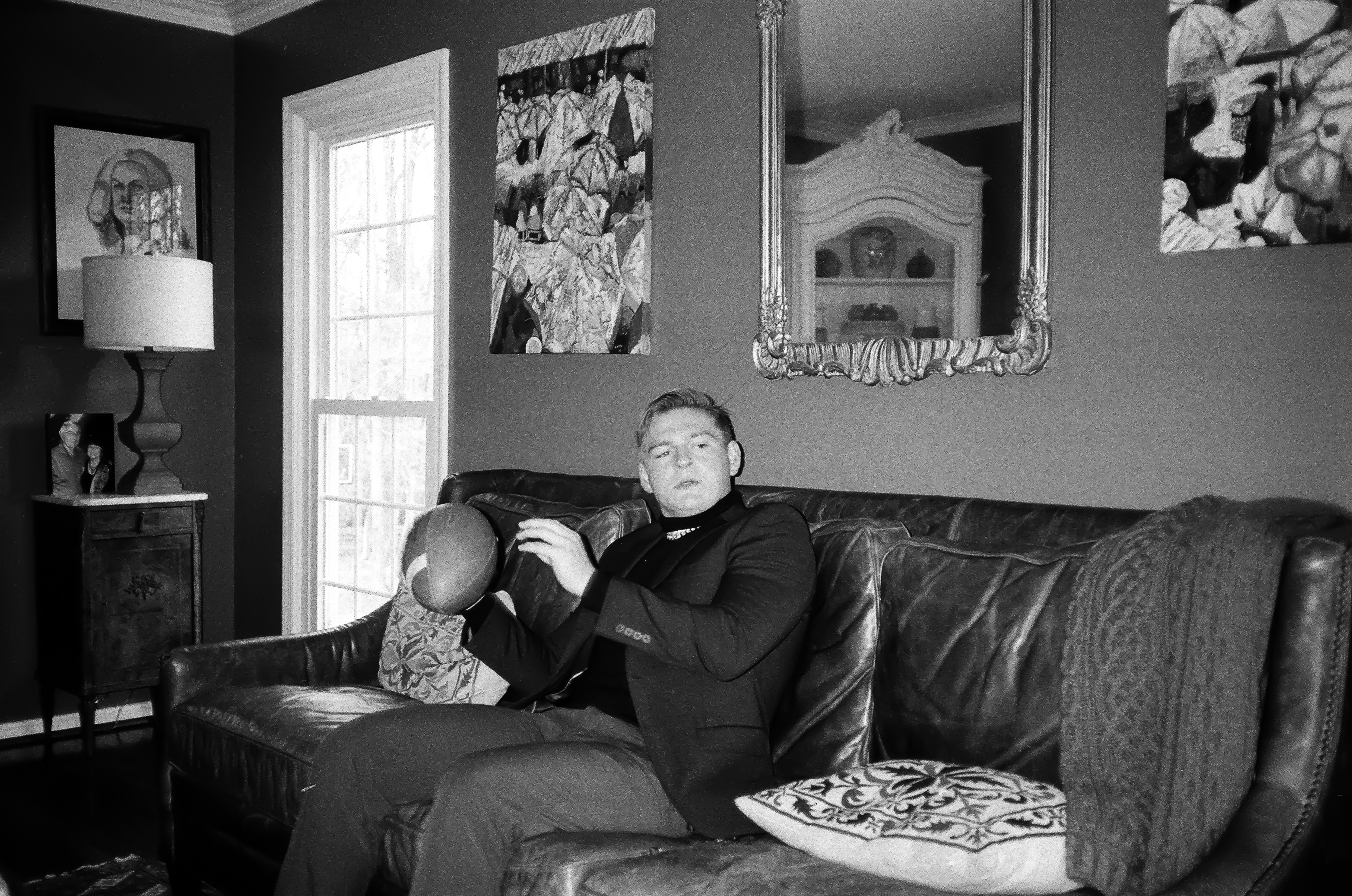 Ein Mann, der ein Baby hält