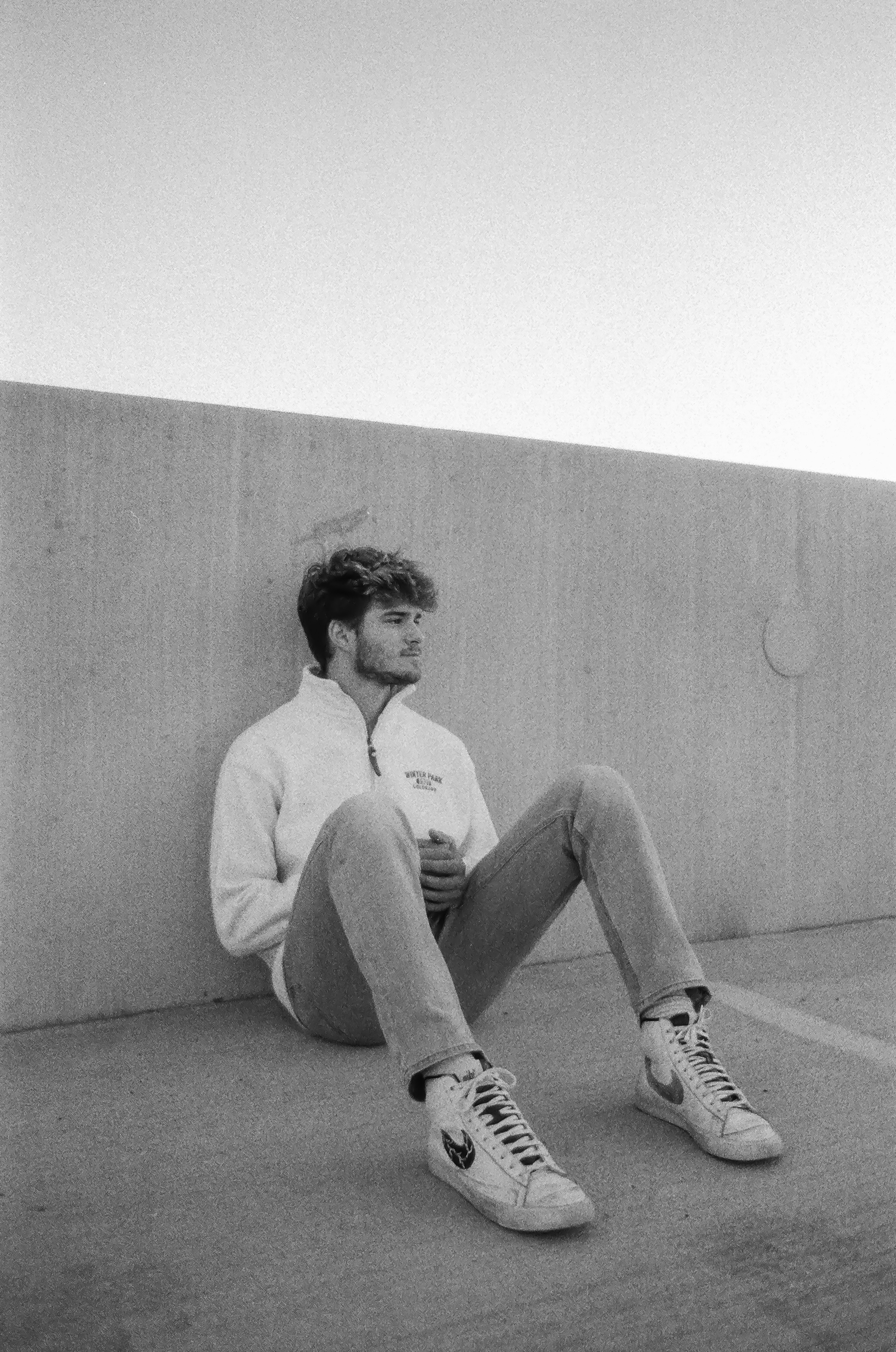 Ein Mann sitzt auf dem Boden