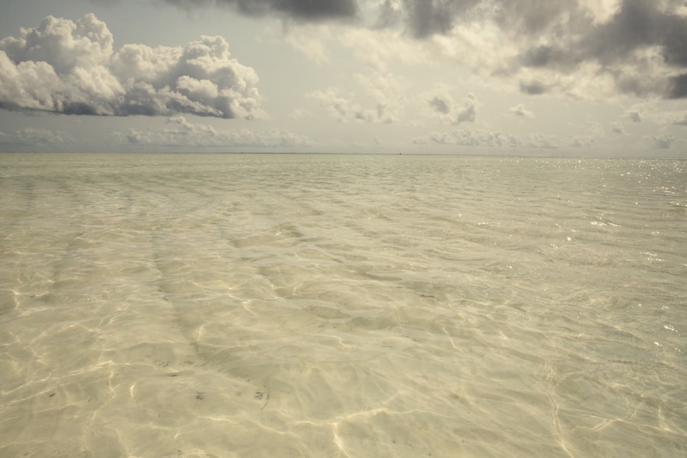 ein Gewässer mit Wolken darüber