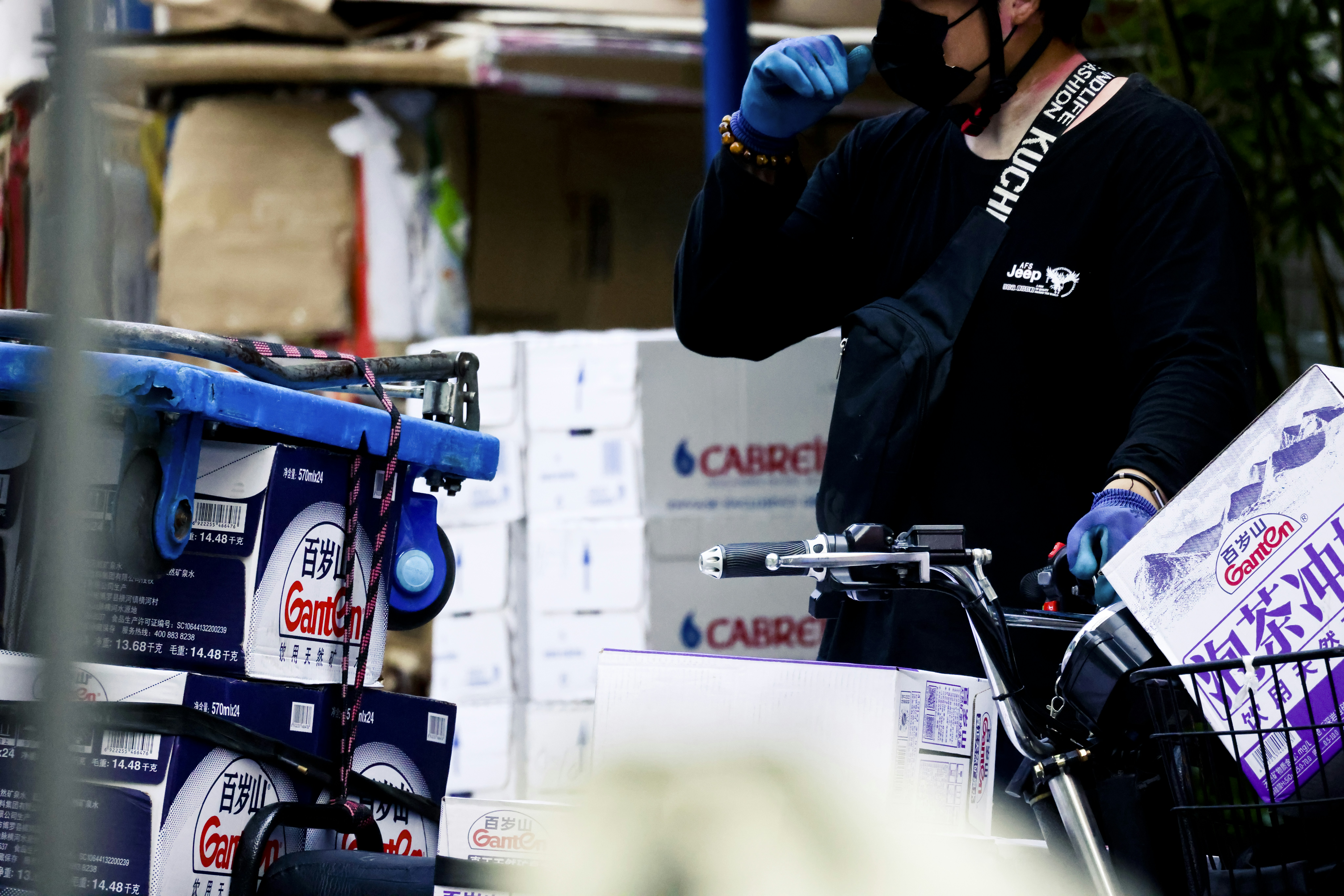 Kurier prüft Lieferinformation am Fahrrad