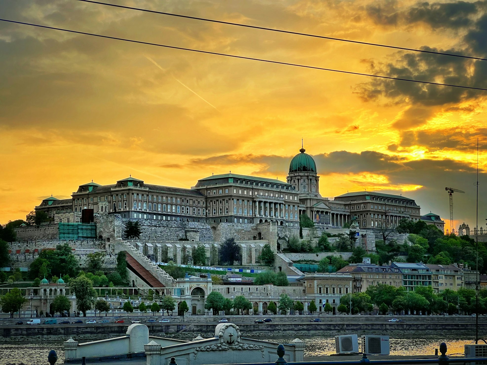 Il Castello di Buda visto dal Danubio al tramonto