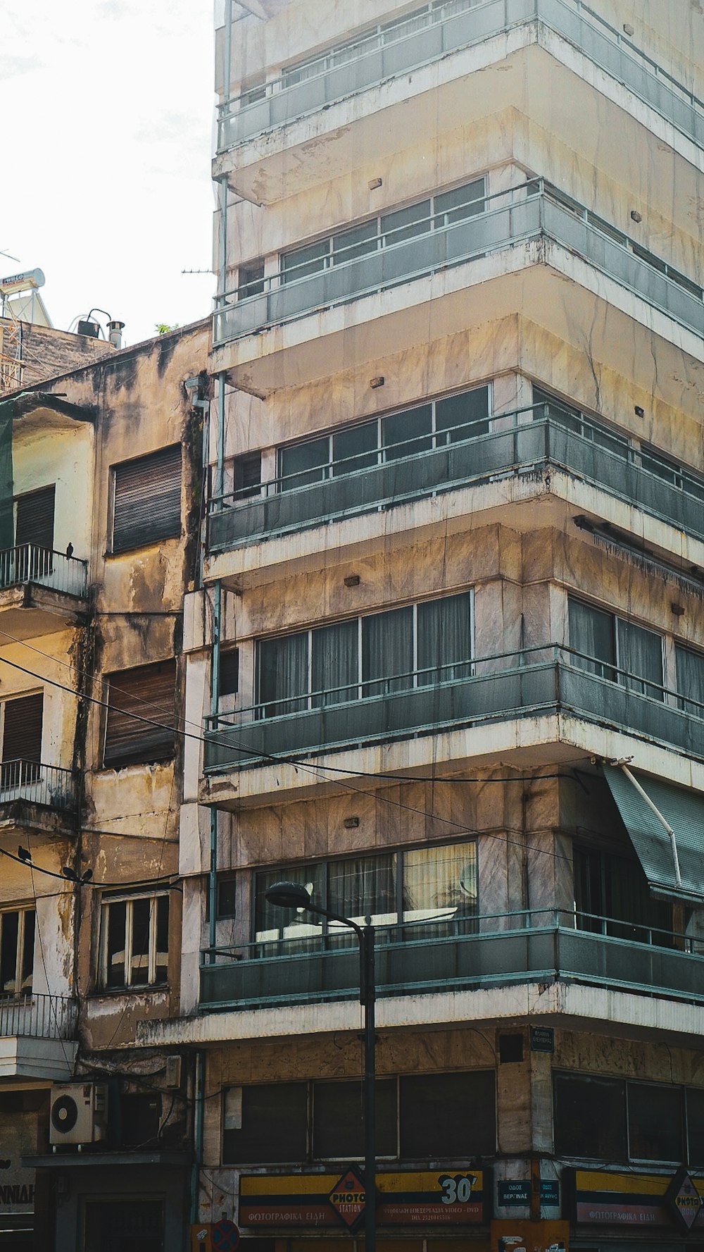 un bâtiment avec balcon