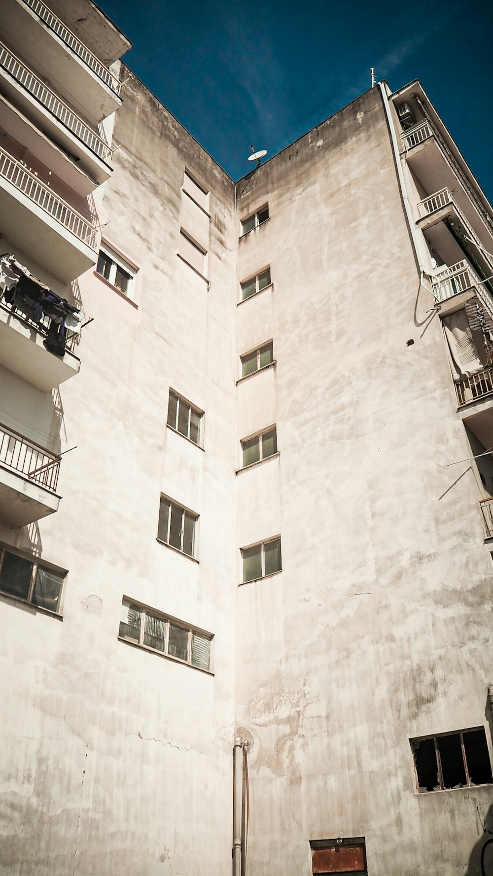 un bâtiment avec balcon