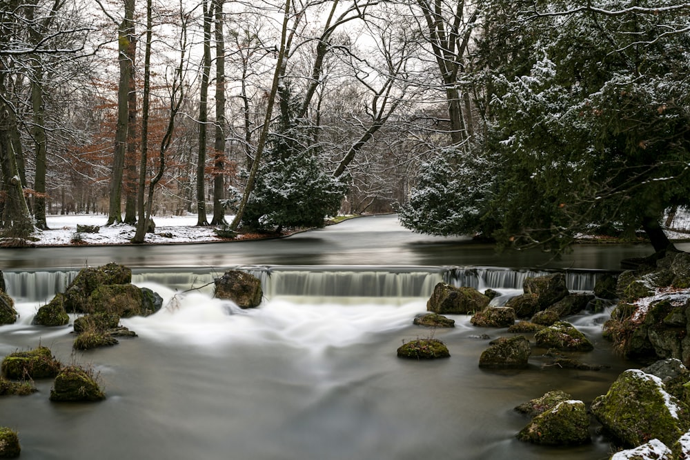 Ein Fluss mit Schnee am Ufer