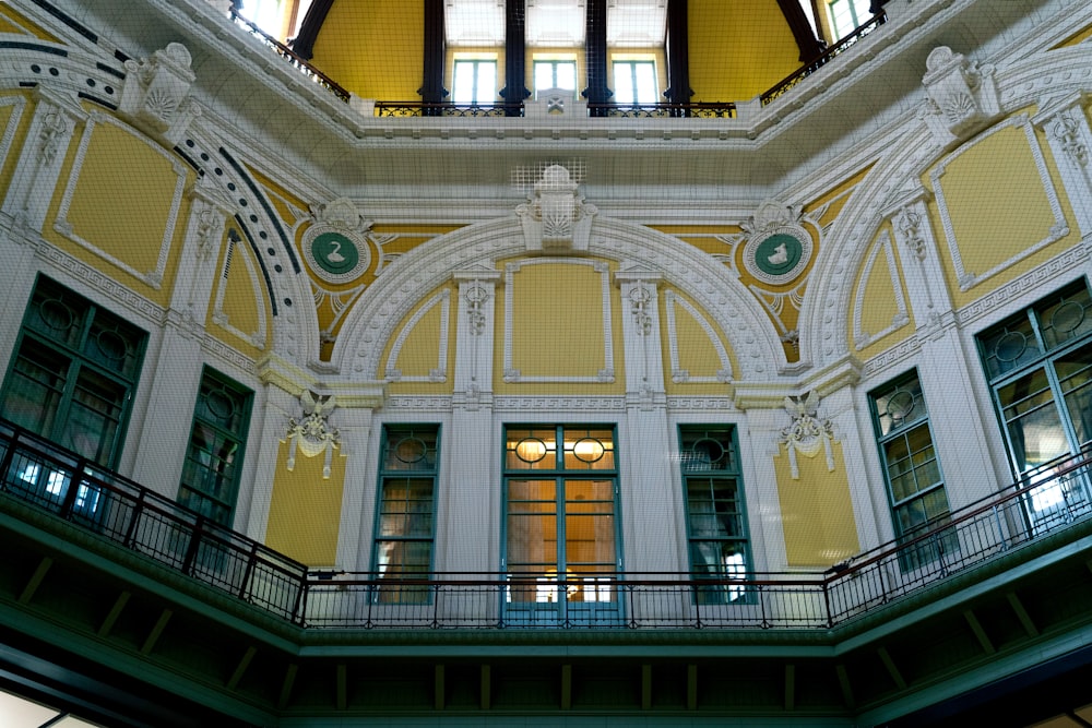 um grande edifício com um relógio na estação